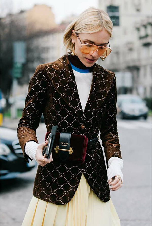 Khi "đổ bộ" xuống những con phố thời trang gần địa điểm diễn ra fashion week ở mùa thời trang 2018, nhiều tín đồ thời trang khá ưu ái các kiểu túi kết hợp dây lưng. Khi đổ bộ xuống những con phố thời trang gần địa điểm diễn ra fashion week ở mùa thời trang 2018, nhiều tín đồ thời trang khá ưu ái các kiểu túi kết hợp dây dưng kiểu dáng thanh lich.