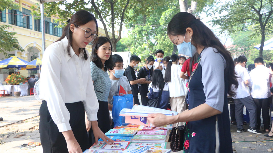 Học sinh và phụ huynh cùng trải nghiệm tại Ngày hội Toán học mở Hà Nội 2022.