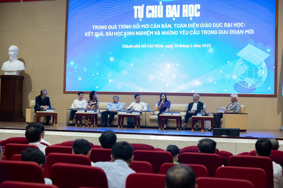 Các nhà quản lý, nhà khoa học trao đổi tại hội thảo tự chủ đại học. 