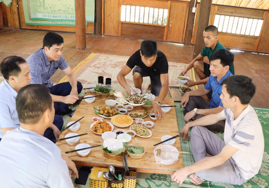 Anh Nguyễn Văn Tới (áo đen) người dân tộc Tày, chủ La Bằng homestay đang phục vụ các du khách tới thăm quan, trải nghiệm tại homestay.