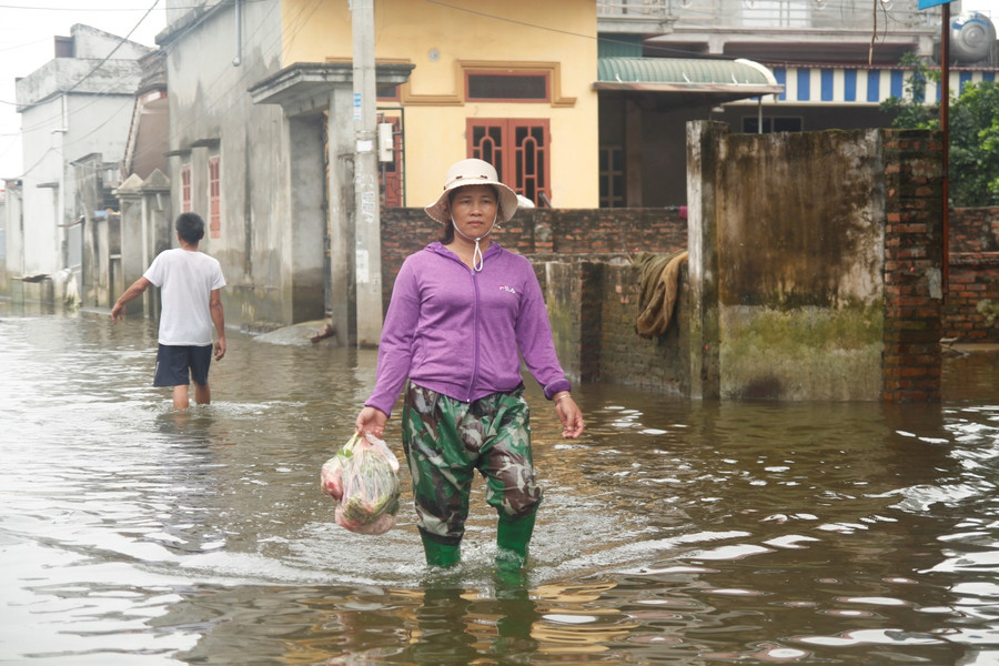 Việc lội nước để mua thức ăn đã quá quen với người dân ở đây