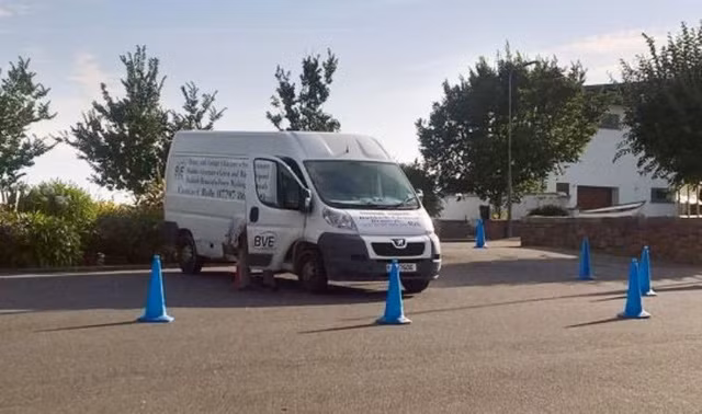 May mắn là chưa có ai kéo chốt trước khi nhân viên xử lý bom đưa nó ra xa