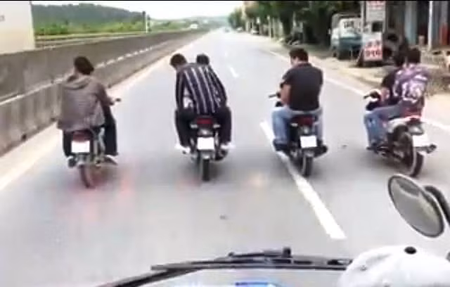 Thanh Hóa: Xác minh nhóm thanh niên dàn hàng trước đầu ô tô trên quốc lộ