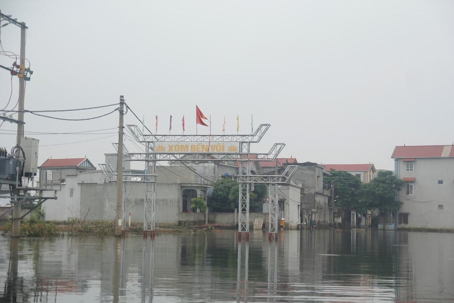 Con đường dẫn vào xóm vẫn chìm sâu trong nước