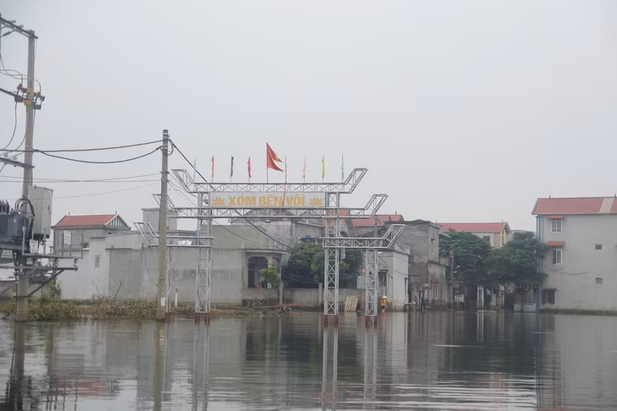 Con đường dẫn vào xóm vẫn chìm sâu trong nước