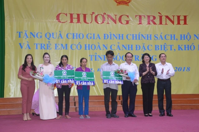 Phó Chủ tịch nước trao quà tặng gia đình chính sách và trẻ em khó khăn tỉnh Sóc Trăng