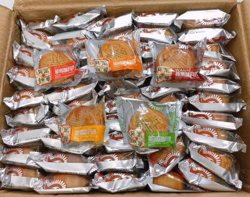 Bánh này được các chuyên gia cho là Trung Quốc sản xuất, không đảm bảo an toàn thực phẩm. Ảnh: Facebook.