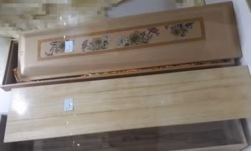 Chiếc quan tài được tìm thấy tại hiện trường. Ảnh:Yonhap.