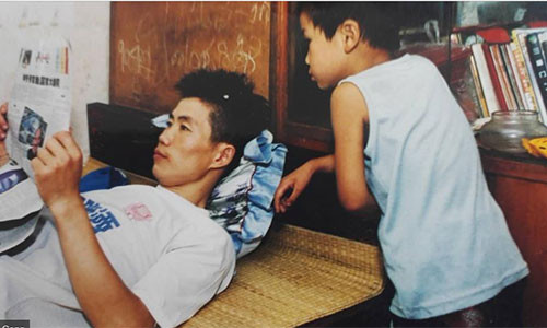 Khi mới đến Thượng Hải, bất cứ lúc nào rảnh, anh Lu lại đọc sách báo. Anh cho rằng thói quen này giúp mình rất nhiều trong quá trình phát triển sự nghiệp. Ảnh: Shine.