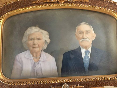 Bức ảnh chân dung ông Tom và bà Amelia được tìm thấy ở một bãi rác vàtrả lại cho gia đình họ. Bức ảnh chân dung ông Tom và bà Amelia được tìm thấy ở một bãi rác và trả lại cho gia đình họ. Ảnh: BBC