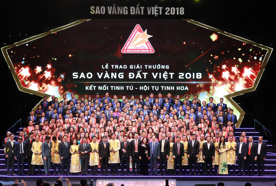 Trưởng ban Dân vận Trung ương Trương Thị Mai và Phó Thủ tướng Chính phủ Vương Đình Huệ trao Giải thưởng Sao Vàng đất Việt cho các doanh nghiệp Việt Nam xuất sắc