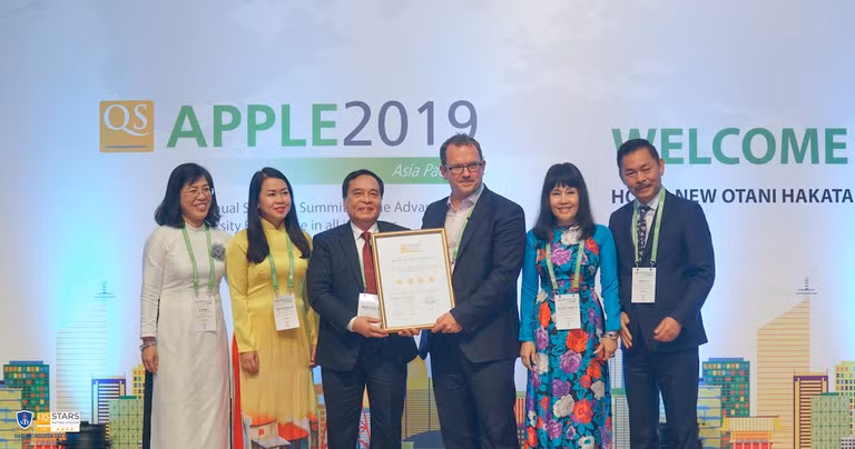 PGS.TS Nguyễn Mạnh Hùng (thứ 3 tứ trái sang) người đặt nền móng cho Trường ĐH Nguyễn Tất Thành