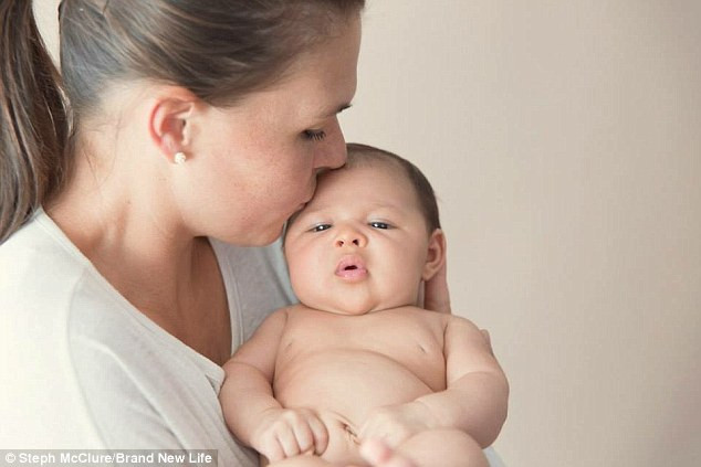 Tự “sản xuất” giấy ướt an toàn ảnh 3 Chị Joy Ratima, sống tại Melbourne, Úc đã tự làm khăn ướt cho bé từ những thứ có sẵn chỉ chưa đầy 5 phút