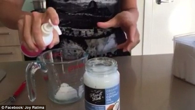 Tự “sản xuất” giấy ướt an toàn ảnh 8 Bước 3: Trộn đều hỗn hợp dầu dừa, sữa tắm và nước...