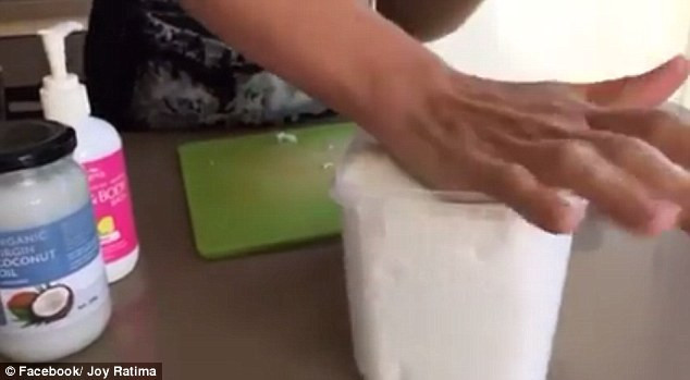 Tự “sản xuất” giấy ướt an toàn ảnh 6 Bước 2: Nhét cuộn giấy vào hộp nhựa.