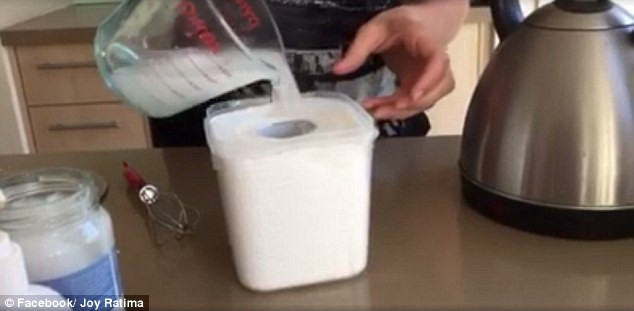 Tự “sản xuất” giấy ướt an toàn ảnh 9 ... sau đó đổ đều vào hộp đựng giấy.