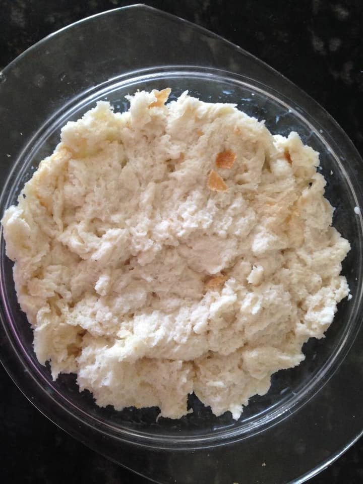 Ruột bánh mỳ xé nhỏ, tưới với 100ml sữa tươi cho mềm.