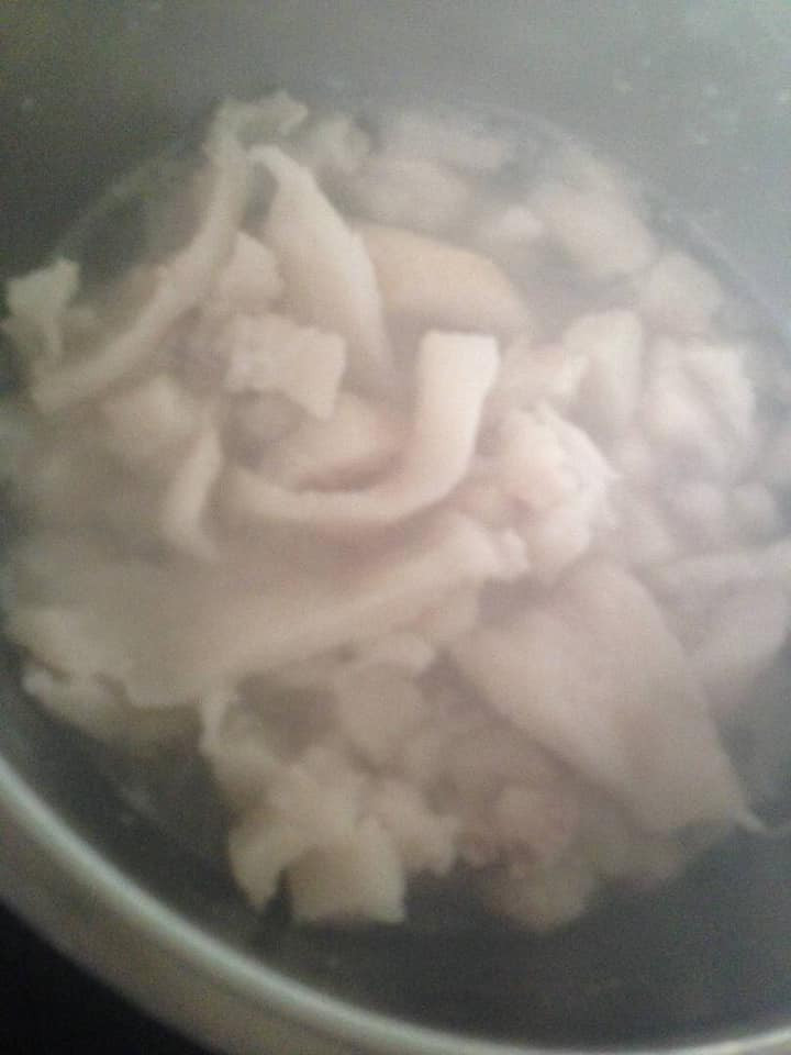 Mỡ phần lấy ra 50g thái hạt lựu rồi luộc sơ. 200g còn lại thái miếng to lót vào đáy bát để hấp.