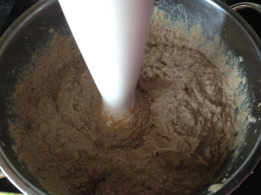 Đổ cả hỗn hợp vào máy xay lần nữa cho mịn hẳn.