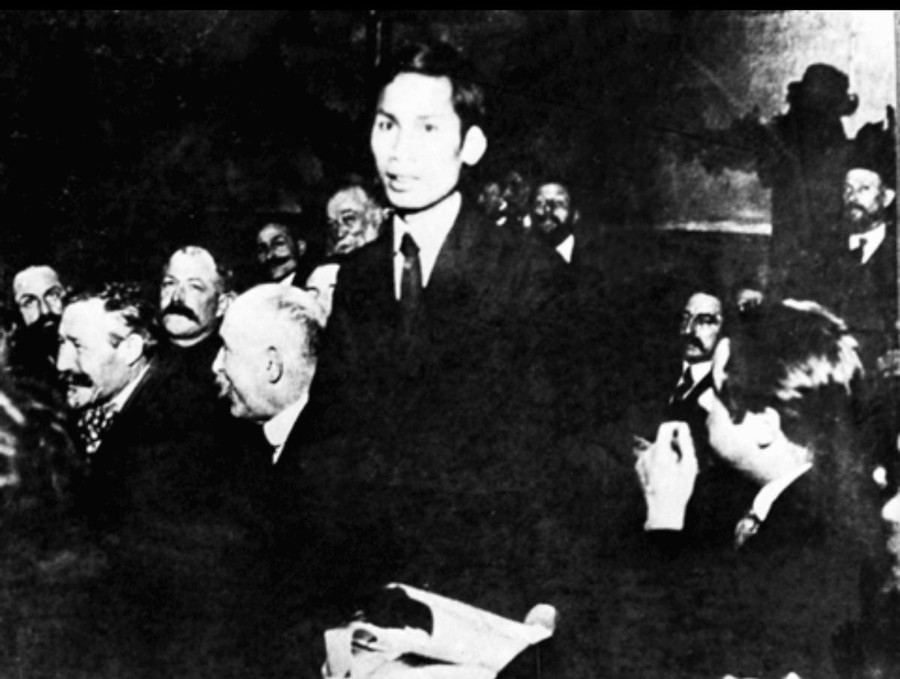Nguyễn Ái Quốc trong Hội nghị ở Pari- Pháp. Người nói: “Chỉ có chủ nghĩa xã hội và chủ nghĩa cộng sản mới giải phóng được các dân tộc bị áp bức và những người lao động trên thế giới khỏi ách nô lệ”. Ảnh tư liệu Nguyễn Ái Quốc trong Hội nghị ở Pari- Pháp. Người nói: “Chỉ có chủ nghĩa xã hội và chủ nghĩa cộng sản mới giải phóng được các dân tộc bị áp bức và những người lao động trên thế giới khỏi ách nô lệ”. Ảnh tư liệu
