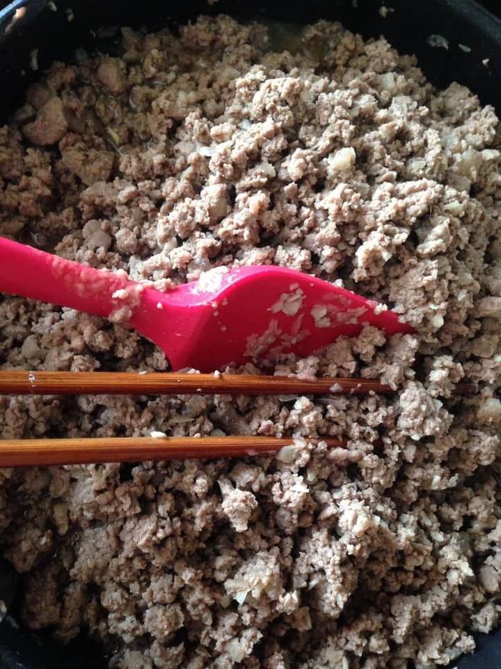 Cho hỗn hợp thịt, gan vào đảo chín.