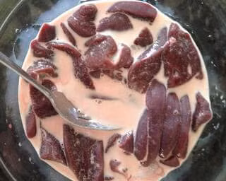 Gan rửa sạch, cắt lát, đổ 100ml sữa tươi vào ngâm 15 phút để khử tanh và độc..