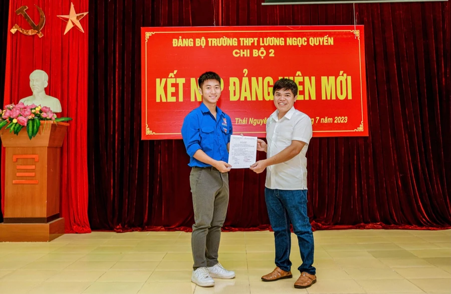 Kết nạp đảng viên cho em Phan Tuấn Thành, lớp 12A14 trường THPT Lương Ngọc Quyến.