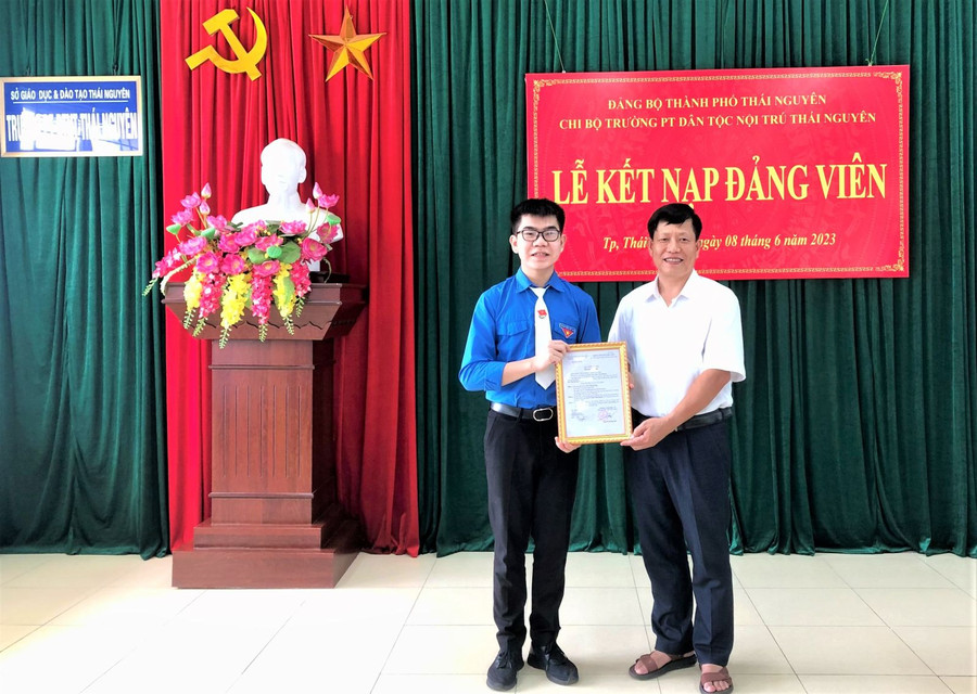 Kết nạp đảng viên cho học sinh Ma Công Dương, lớp 12A3, niên khóa 2020 - 2023, trường PTDTNT Thái Nguyên. Kết nạp đảng viên cho học sinh Ma Công Dương, lớp 12A3, niên khóa 2020 - 2023, trường PTDTNT Thái Nguyên.