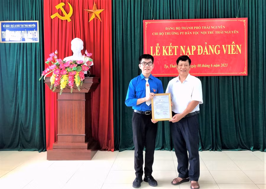 Kết nạp đảng viên cho học sinh Ma Công Dương, lớp 12A3, niên khóa 2020 - 2023, trường PTDTNT Thái Nguyên.