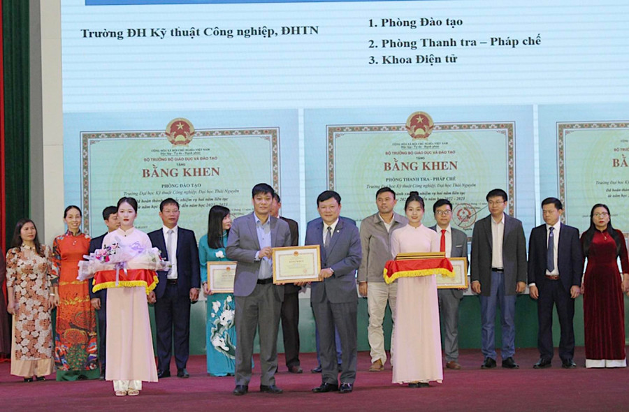 Nhiều tập thể, cá nhân đã được khen thưởng tôn vinh trong dịp này. Nhiều tập thể, cá nhân đã được khen thưởng tôn vinh trong dịp này.