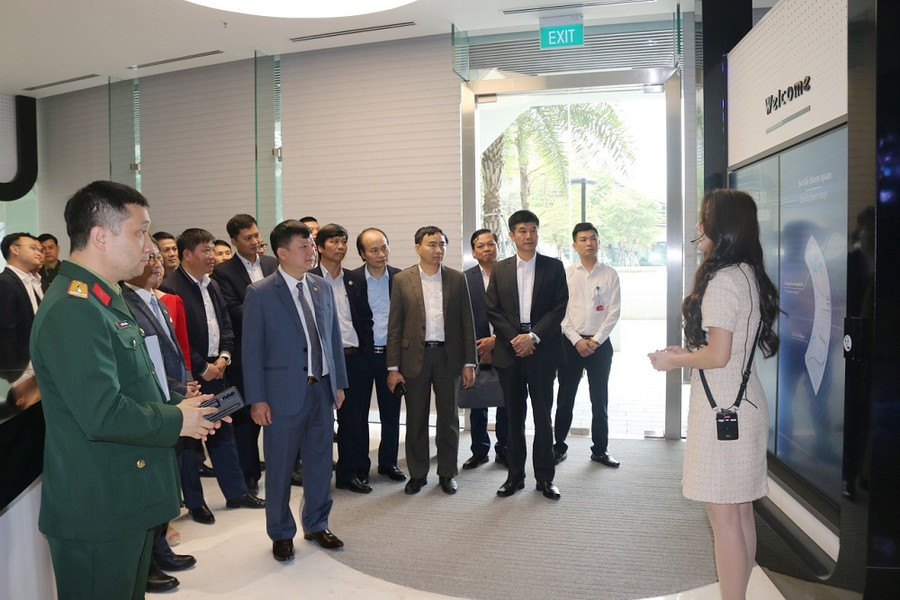 Các đại biểu thăm quan Bảo tàng số Viettel.