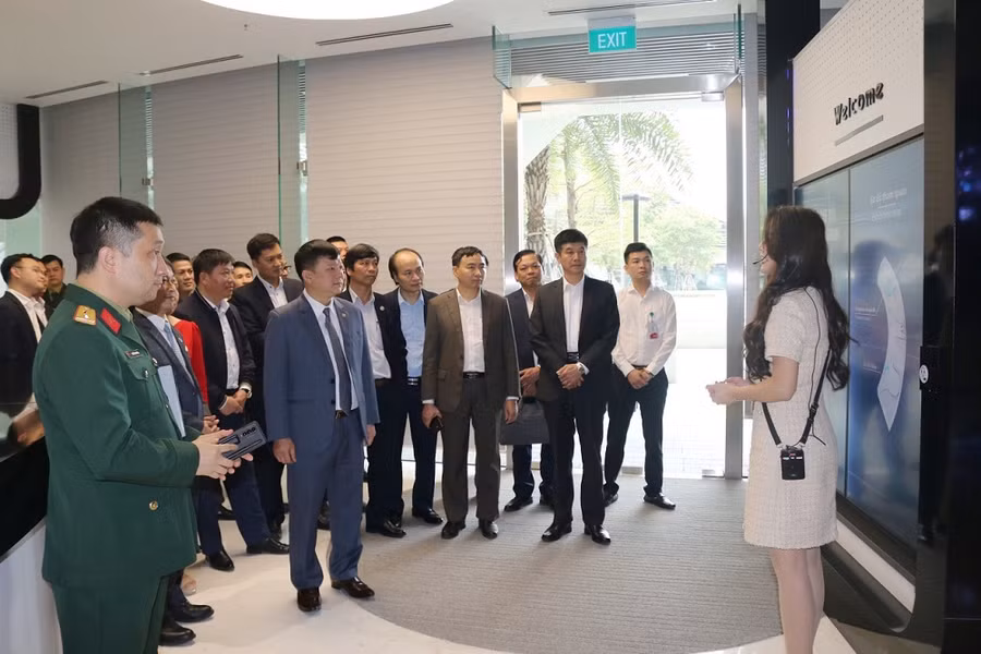 Các đại biểu thăm quan Bảo tàng số Viettel.