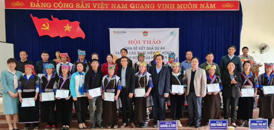 Trao chứng nhận cho các học viên.