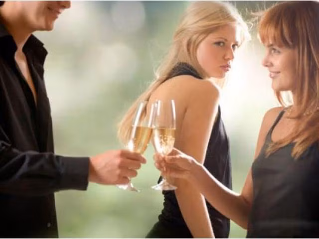 Tức điên với cô hàng xóm xinh đẹp