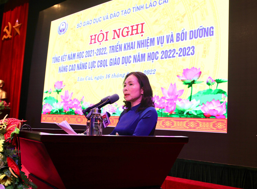 Bà Dương Bích Nguyệt, Giám đốc Sở GD&amp;ĐT tỉnh Lào Cai phát biểu tại Hội nghị.