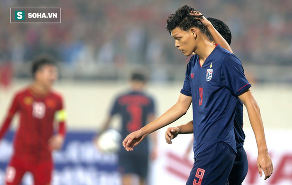 Supachai rời sân vì thẻ đỏ.