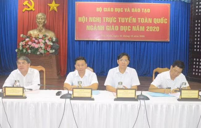 Ông Nguyễn Thành Tâm, Bí thư Tỉnh ủy Tây Ninh cùng lãnh đạo UBND tỉnh chủ trì hội nghị.