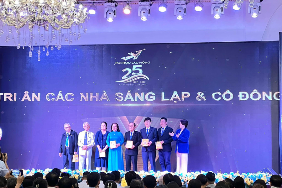 Trường ĐH Lạc Hồng trao quà tri ân cho các nhà sáng lập. Trường ĐH Lạc Hồng trao quà tri ân cho các nhà sáng lập.