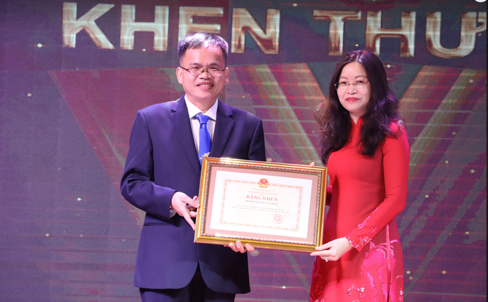 Đại diện Trường ĐH Lạc Hồng (bên trái) nhận bằng khen của Bộ GD&ĐT. Đại diện Trường ĐH Lạc Hồng (bên trái) nhận bằng khen của Bộ GD&ĐT.