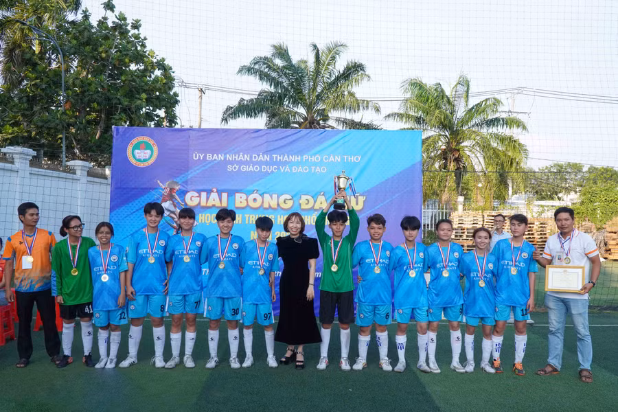 Bà Lê Thị Thùy Dung, Phó Giám đốc Sở GD&ĐT TP Cần Thơ trao khen thưởng cho đội giành giải Nhất tại mùa giải.