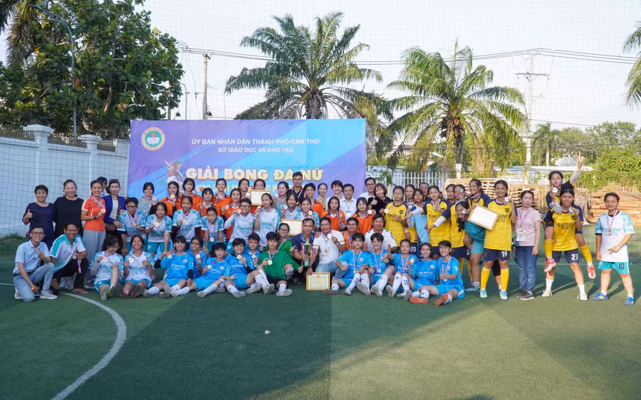 Bà Lê Thị Thùy Dung, Phó Giám đốc Sở GD&ĐT TP Cần Thơ; cùng các thầy cô và nữ sinh các đội chụp ảnh lưu niệm bế mạc giải.