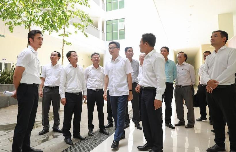 Phó Thủ tướng Vũ Đức Đam và đoàn công tác tại ĐHQGHN. Phó Thủ tướng Vũ Đức Đam và đoàn công tác tại ĐHQGHN.