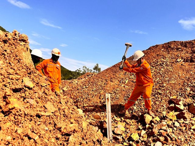 Các đoàn viên thanh niên EVN tiên phong xung kích, không ngại gian khổ "vượt nắng thắng mưa" trên công trường.
