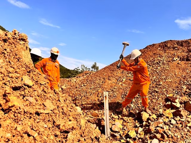 Các đoàn viên thanh niên EVN tiên phong xung kích, không ngại gian khổ "vượt nắng thắng mưa" trên công trường.