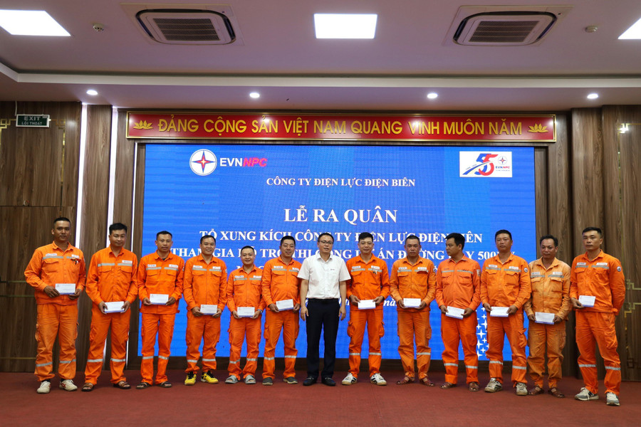 Tặng quà động viên cho thành viên Đội xung kích.