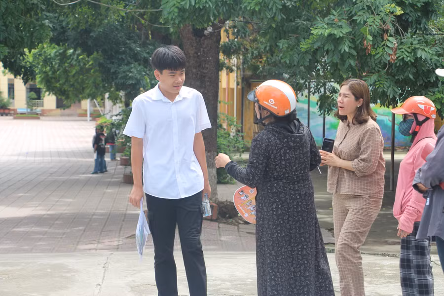 Thí sinh ra khỏi trường thi THPT thành phố Điện Biên Phủ sớm nhất trước sự đón đợi của phụ huynh.