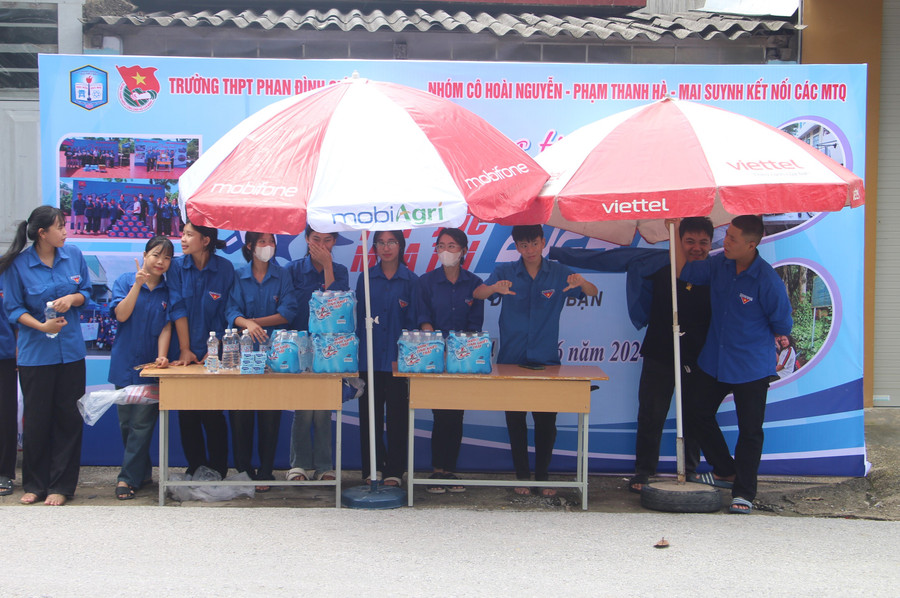 Lực lượng tình nguyện viên tham gia "tiếp sức mùa thi" tại điểm trường THPT Phan Đình Giót. Lực lượng tình nguyện viên tham gia "tiếp sức mùa thi" tại điểm trường THPT Phan Đình Giót.