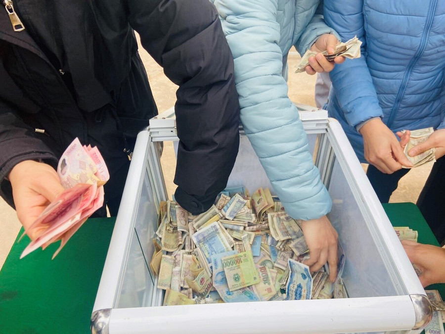 Quyên góp ủng hộ học sinh khó khăn... Quyên góp ủng hộ học sinh khó khăn...