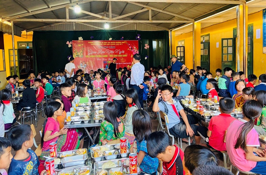 Bữa cơm Tết ấm áp do nhà trường tổ chức... Bữa cơm Tết ấm áp do nhà trường tổ chức...