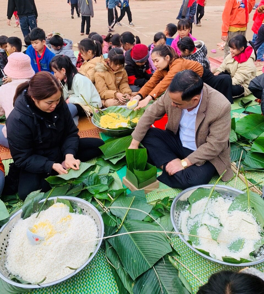 Thầy trò cùng trải nghiệm tại Ngày hội. Thầy trò cùng trải nghiệm tại Ngày hội.